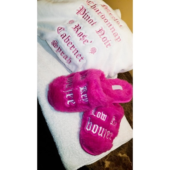 Wine List Plush Embroidered Robe | Cozy Luxe Lounge Bathrobe Gift White & Pink - Picture 9 of 9